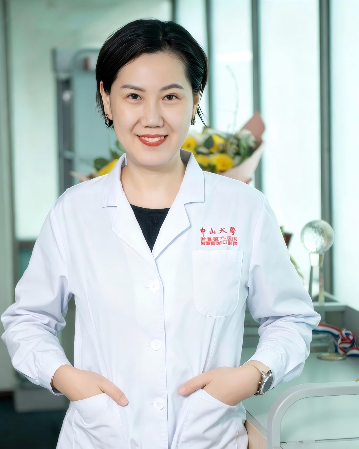 李婷婷医生身着白大褂的肖像